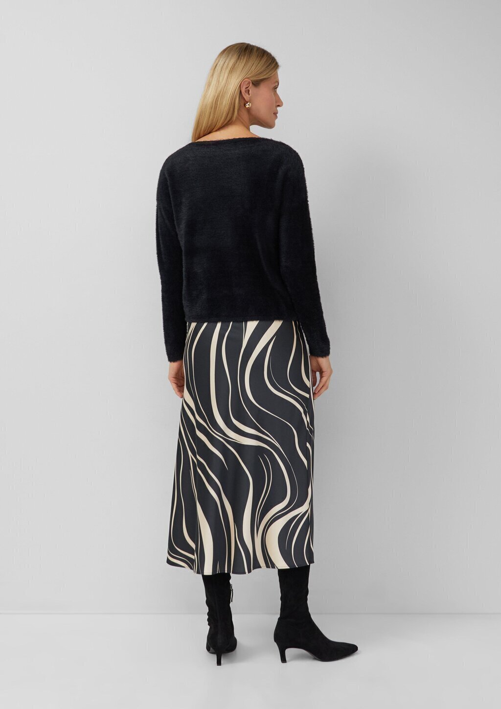 Flauschiger Pullover mit U-Boot-Ausschnitt