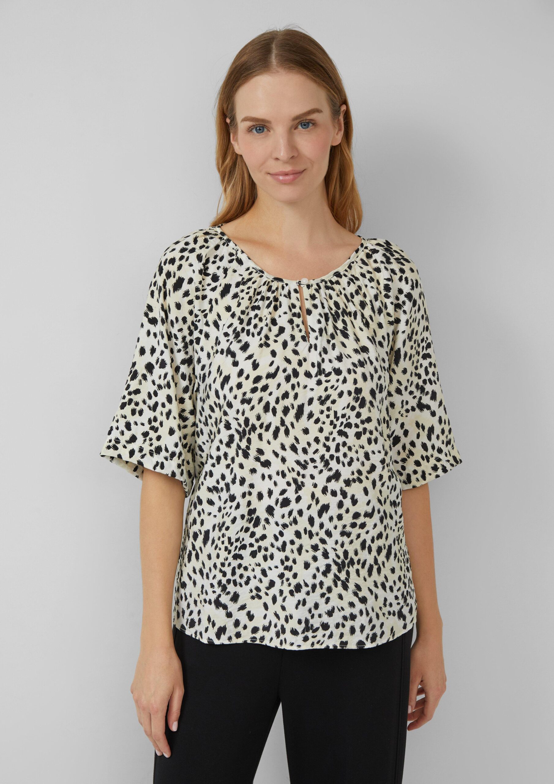 Strukturierte Bluse aus Viskosemix mit Raffung