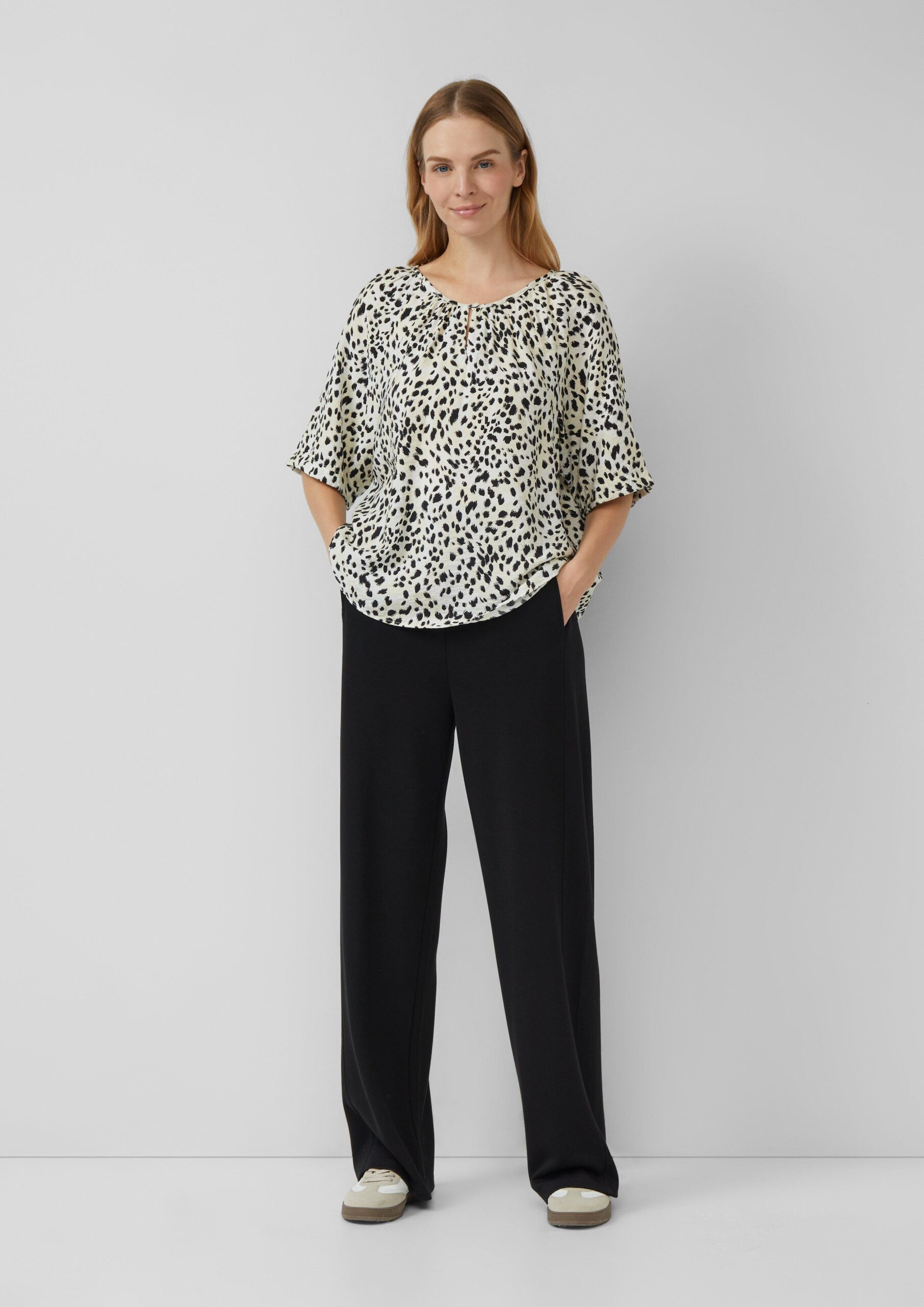 Strukturierte Bluse aus Viskosemix mit Raffung