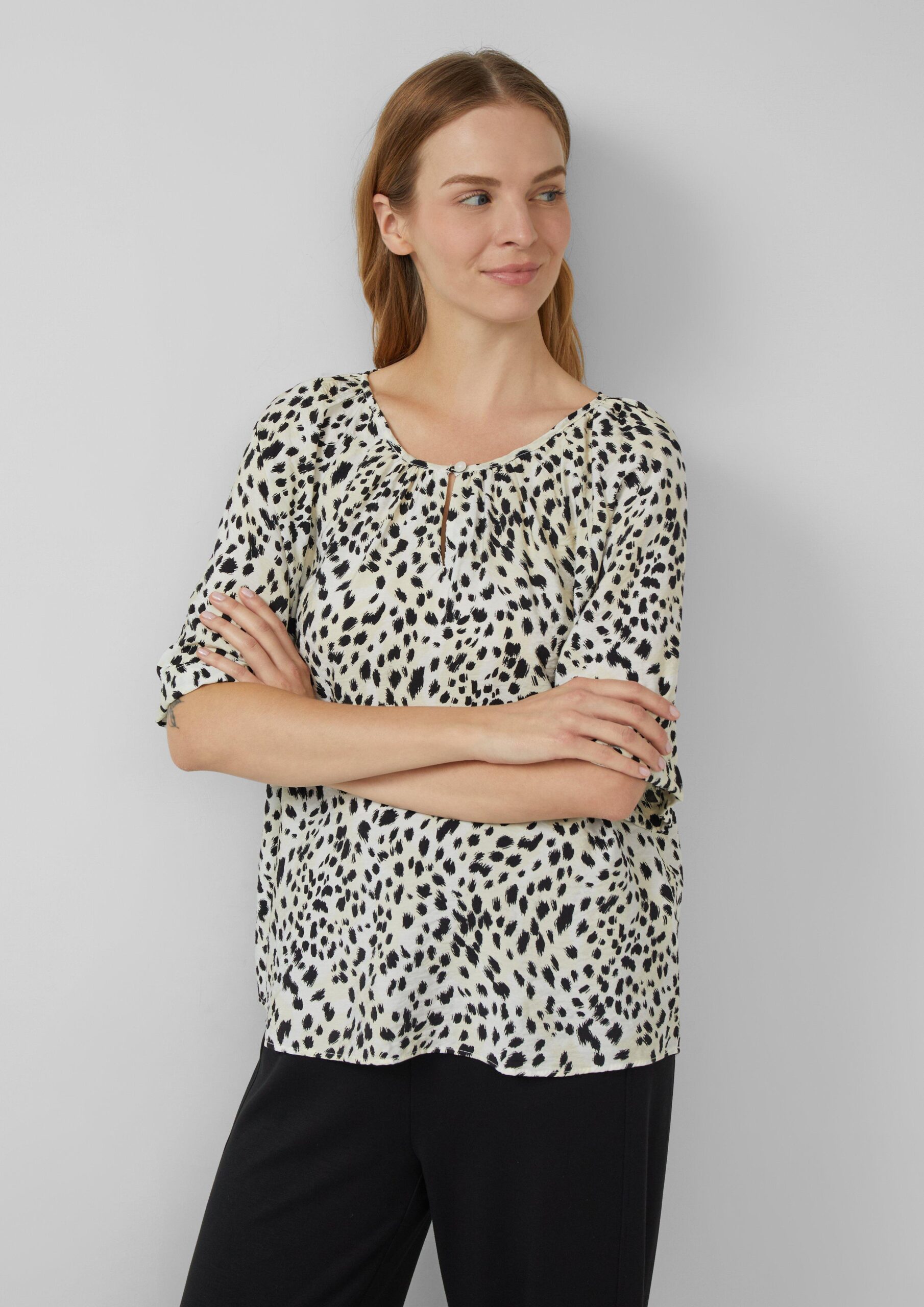 Strukturierte Bluse aus Viskosemix mit Raffung