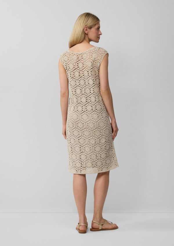 Kleid aus Häkelspitze mit V-Ausschnitt und Unterkleid