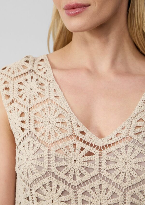 Kleid aus Häkelspitze mit V-Ausschnitt und Unterkleid