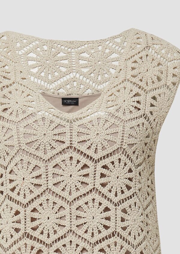 Kleid aus Häkelspitze mit V-Ausschnitt und Unterkleid