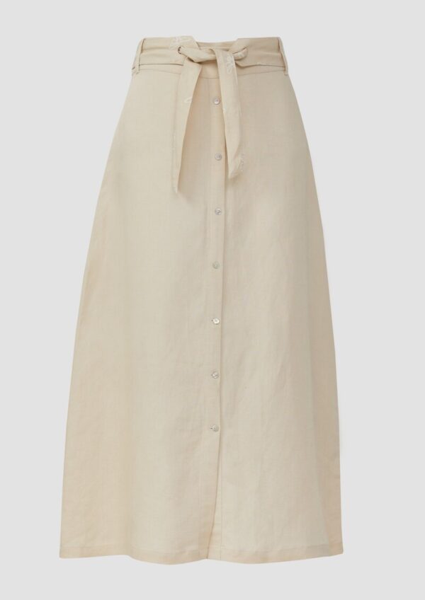 Ausgestellter Midirock mit dekorativer Knopfleiste und gemustertem Gürtel