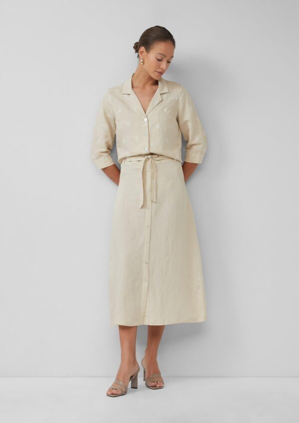 Ausgestellter Midirock mit dekorativer Knopfleiste und gemustertem Gürtel