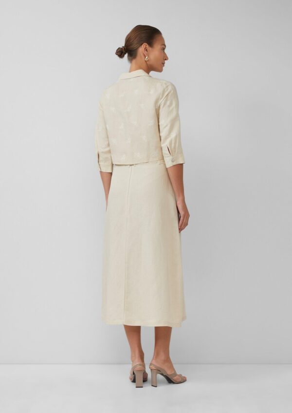 Ausgestellter Midirock mit dekorativer Knopfleiste und gemustertem Gürtel