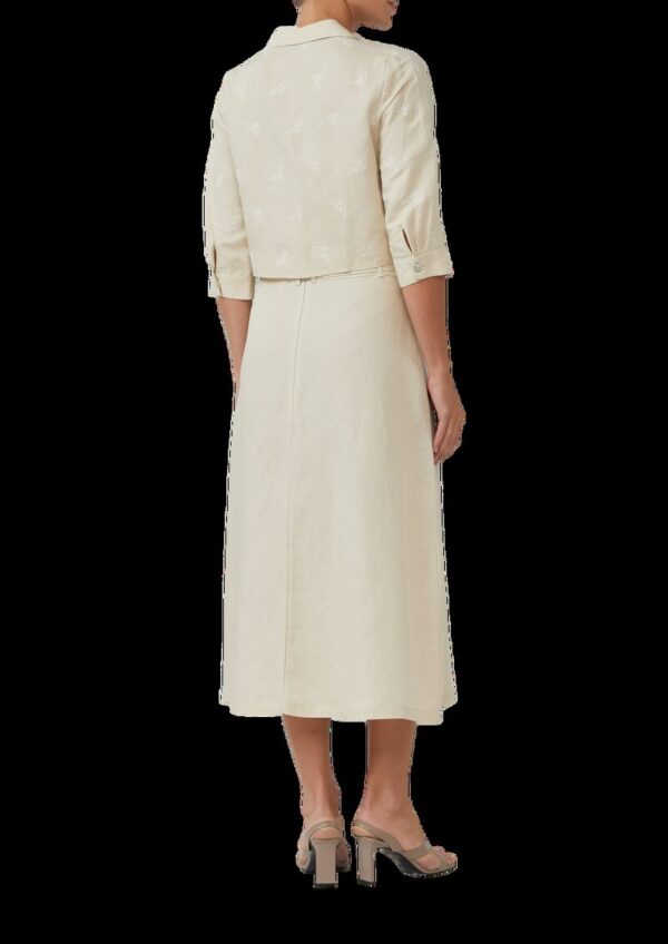 Ausgestellter Midirock mit dekorativer Knopfleiste und gemustertem Gürtel