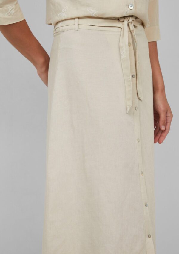 Ausgestellter Midirock mit dekorativer Knopfleiste und gemustertem Gürtel