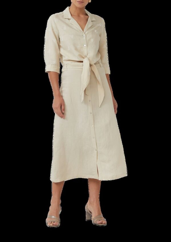 Ausgestellter Midirock mit dekorativer Knopfleiste und gemustertem Gürtel