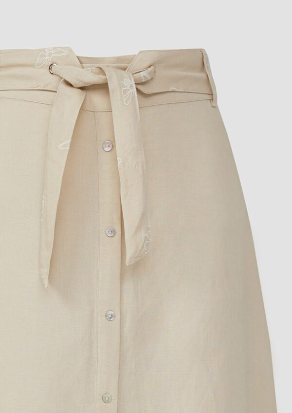 Ausgestellter Midirock mit dekorativer Knopfleiste und gemustertem Gürtel