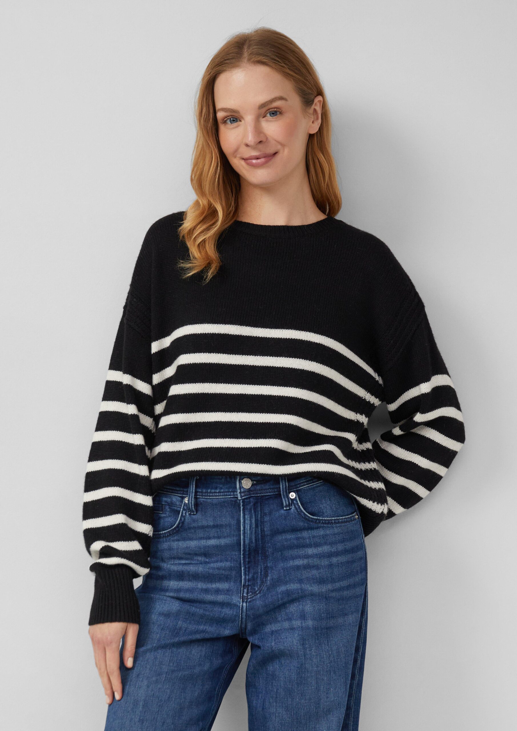 Gestreifter Strickpullover aus Wollmix mit Ripp-Details