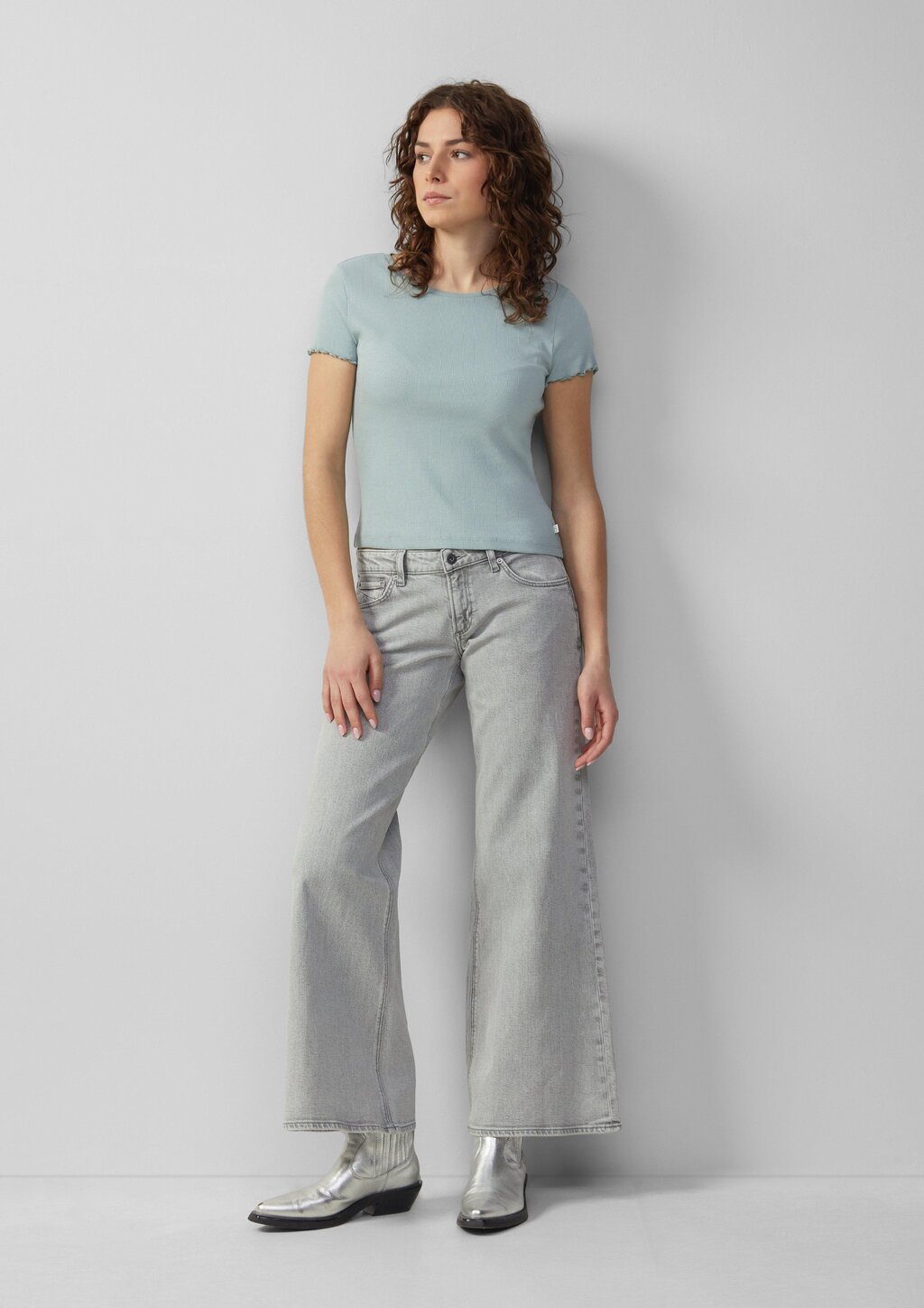 Verkürztes Rippshirt mit Rundhalsausschnitt