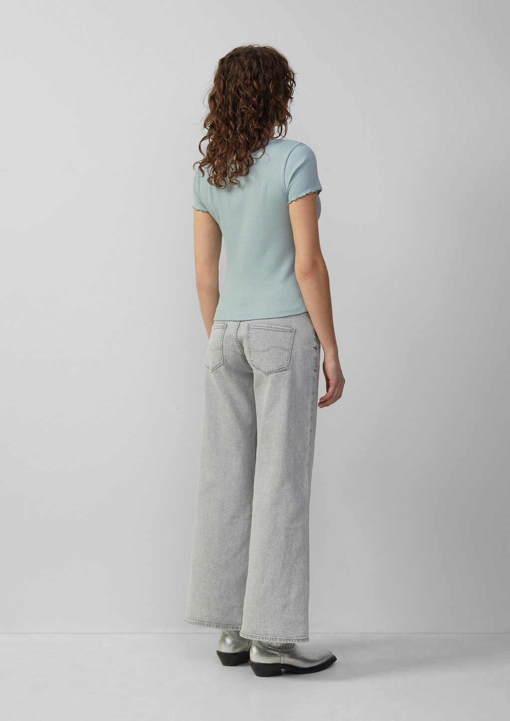 Verkürztes Rippshirt mit Rundhalsausschnitt