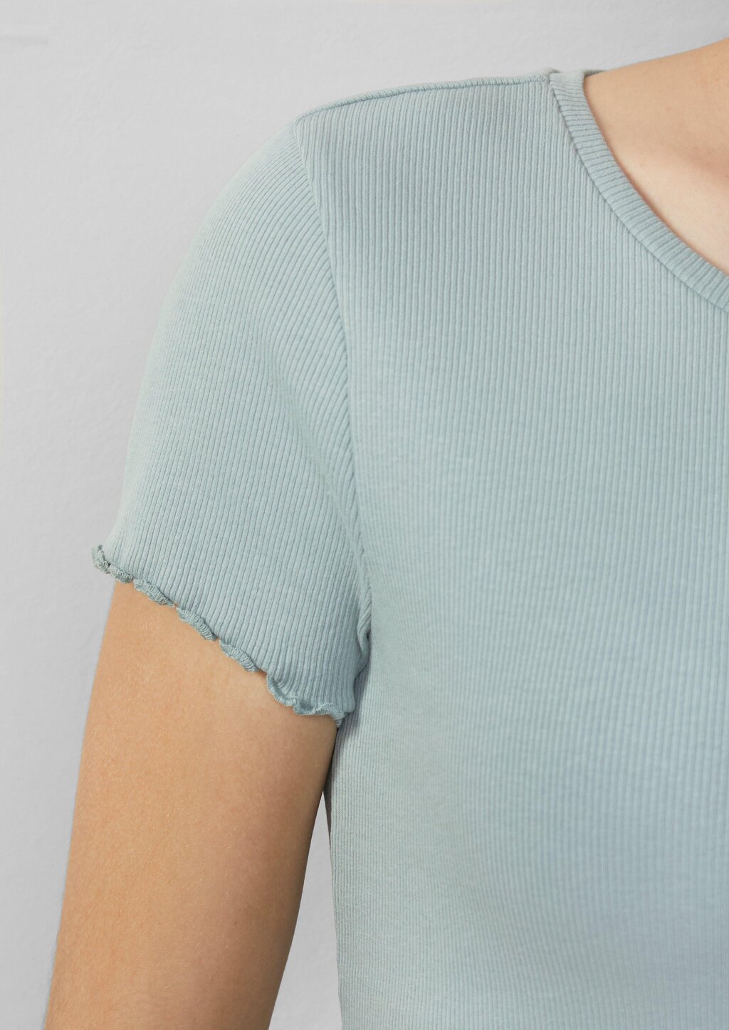 Verkürztes Rippshirt mit Rundhalsausschnitt