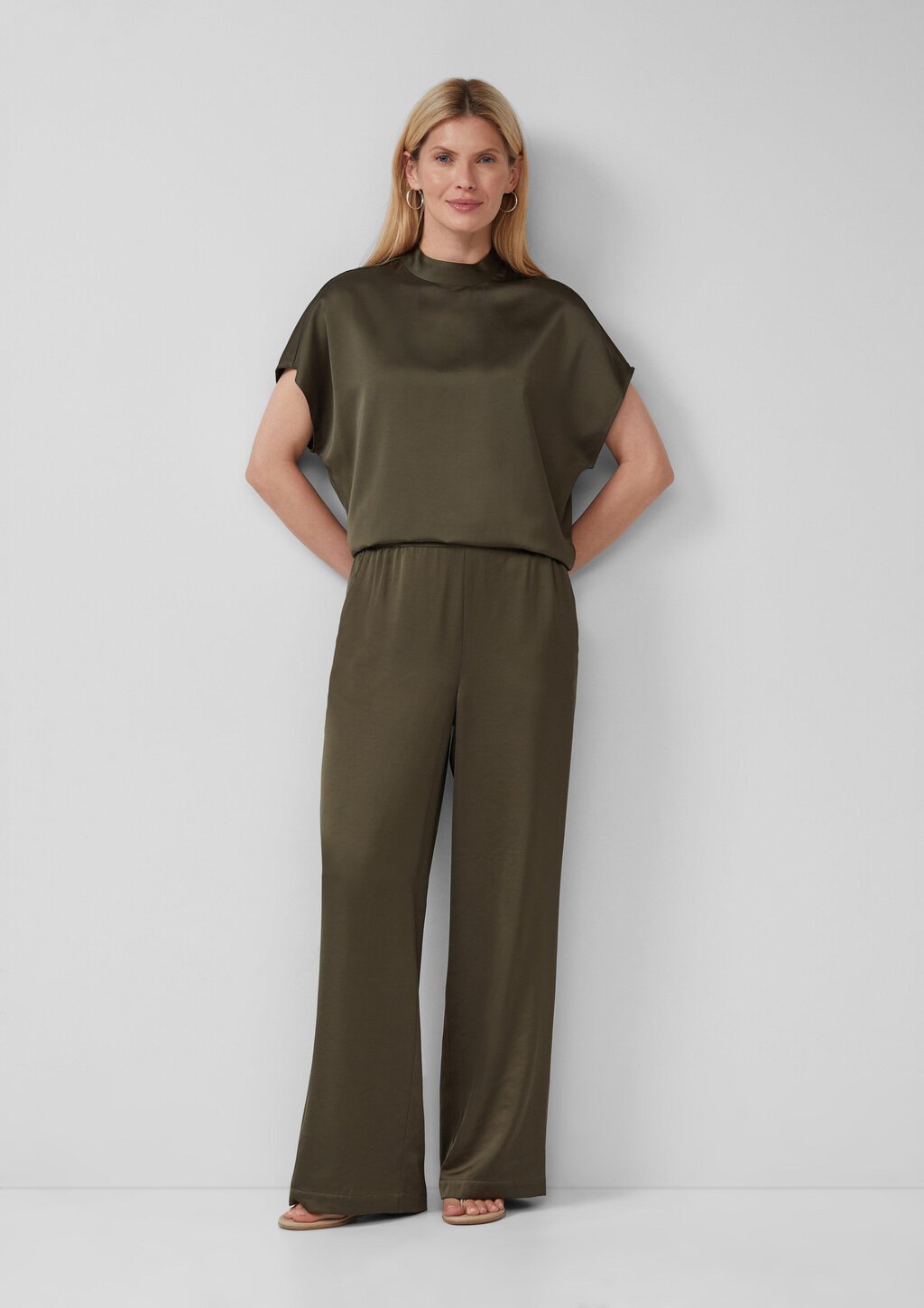 Satinierte Viskosemix-Bluse im Relaxed Fit mit Stehkragen