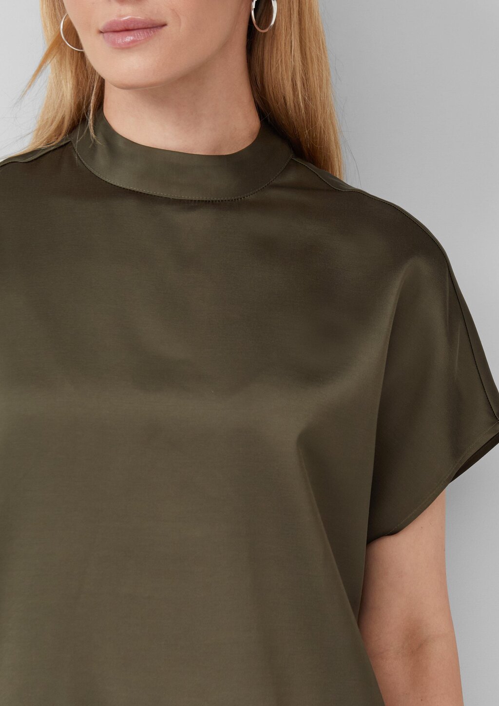 Satinierte Viskosemix-Bluse im Relaxed Fit mit Stehkragen