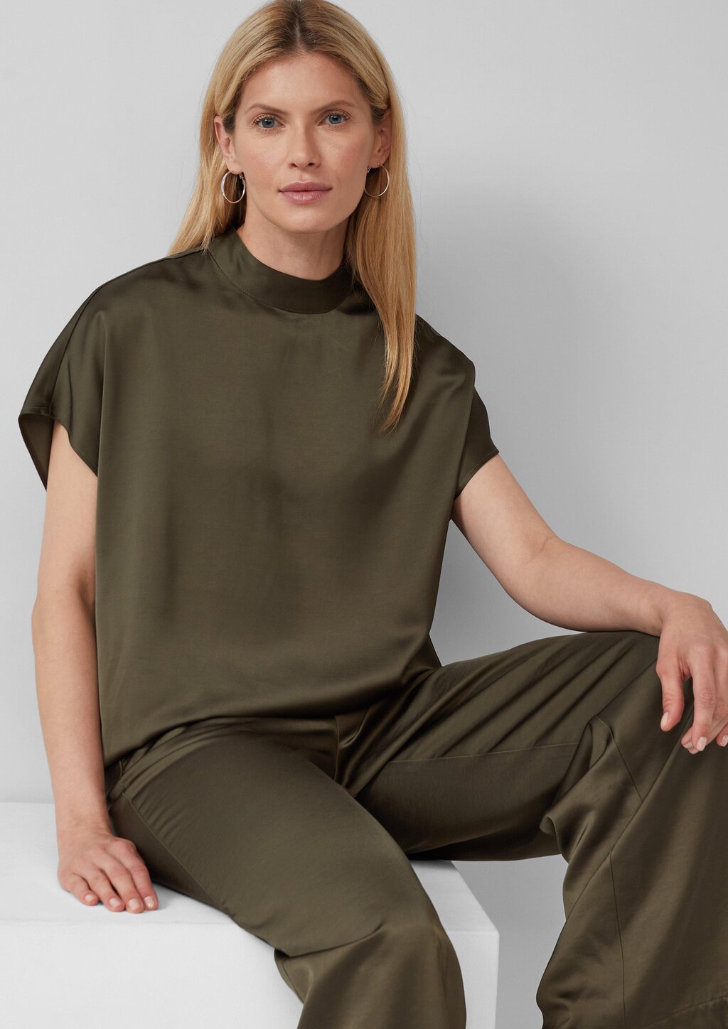 Satinierte Viskosemix-Bluse im Relaxed Fit mit Stehkragen