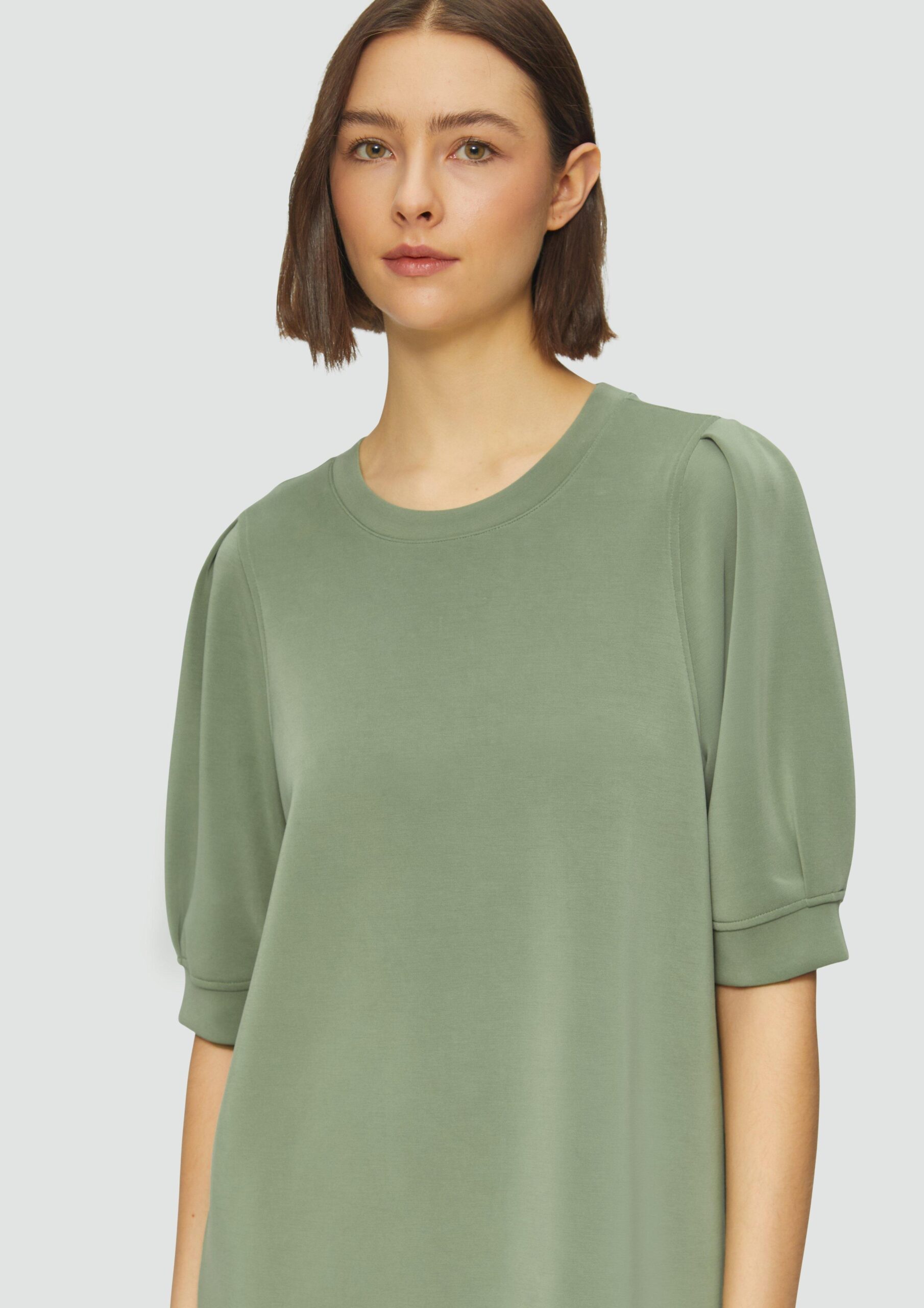 Kurzes Scuba-Kleid mit Faltendetail am Arm