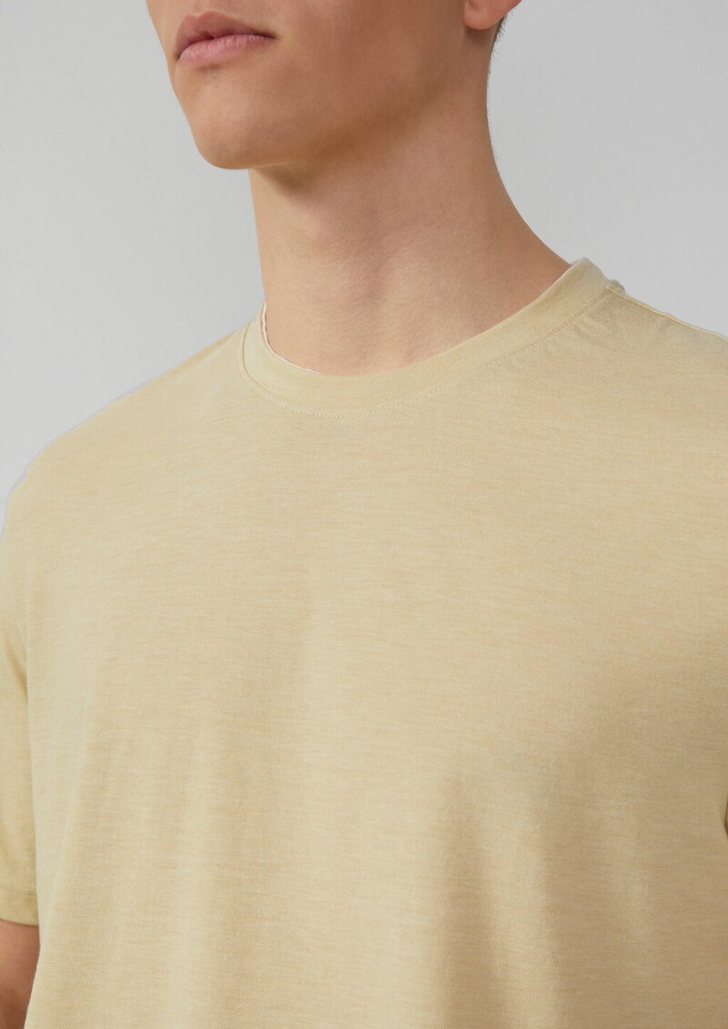 Meliertes T-Shirt mit Layering-Detail am Kragen