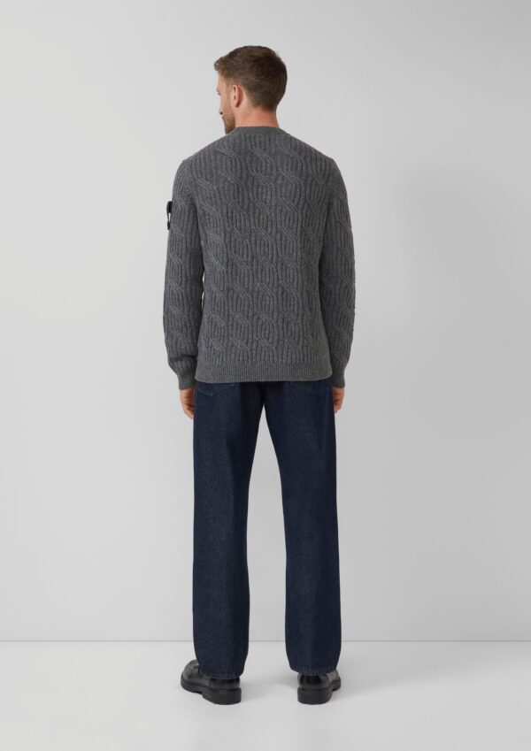 Strickpullover aus 100% Wolle mit Zopfmuster und Ärmel-Patch