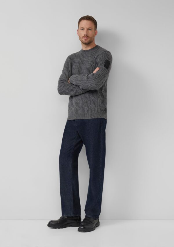 Strickpullover aus 100% Wolle mit Zopfmuster und Ärmel-Patch