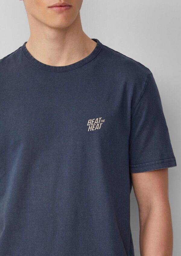 Gewaschenes T-Shirt mit Front- und Rückenprint