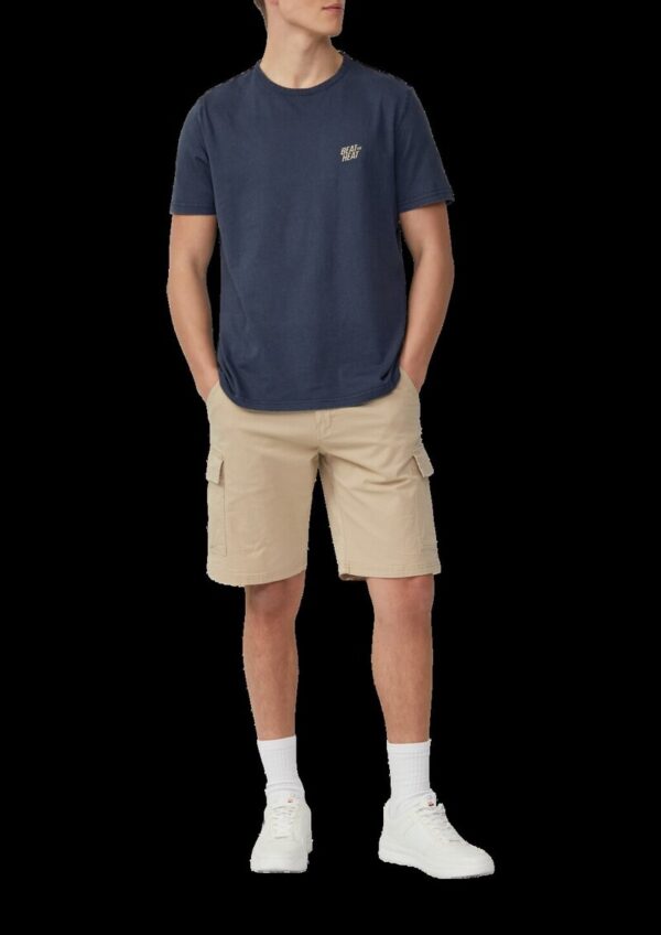 Gewaschenes T-Shirt mit Front- und Rückenprint