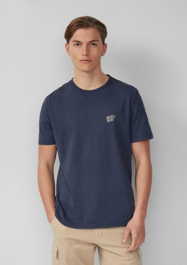 Gewaschenes T-Shirt mit Front- und Rückenprint