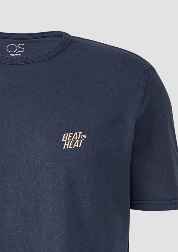 Gewaschenes T-Shirt mit Front- und Rückenprint