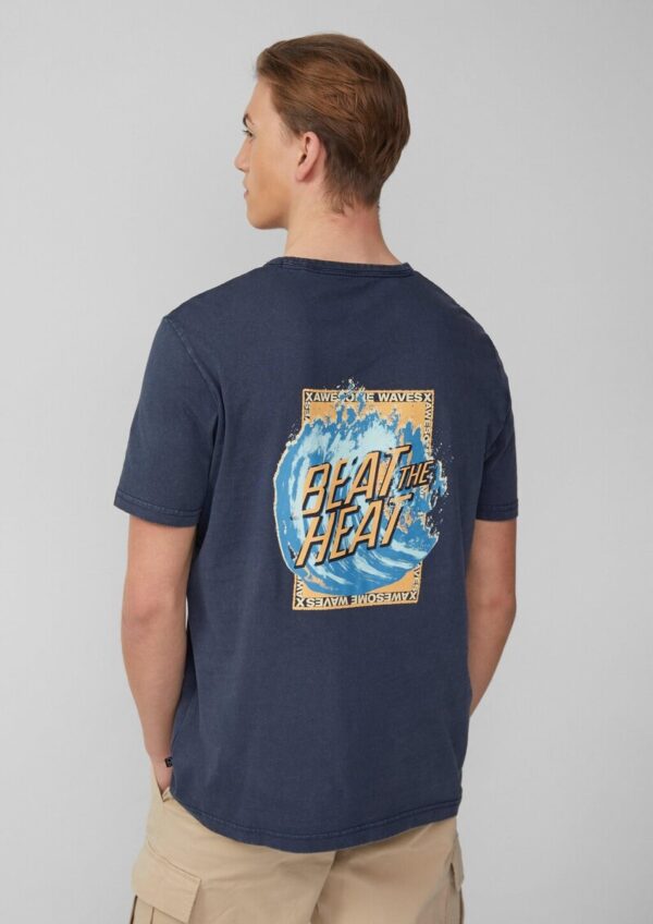 Gewaschenes T-Shirt mit Front- und Rückenprint