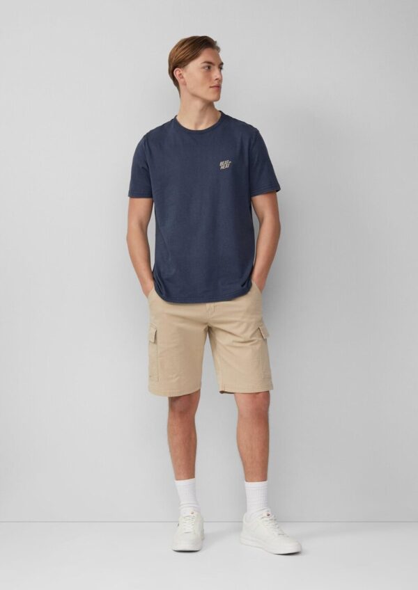 Gewaschenes T-Shirt mit Front- und Rückenprint