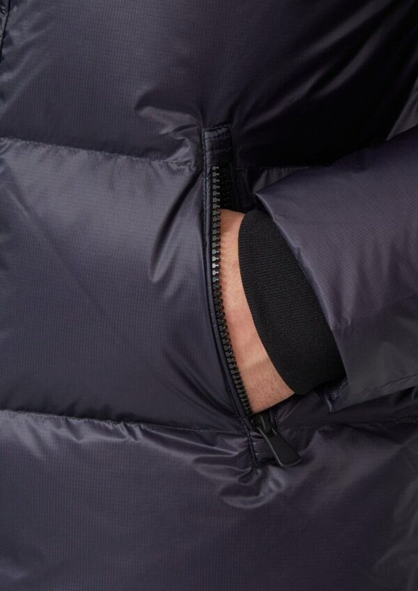 Wattierte Jacke mit Stehkragen und recycelter Daune