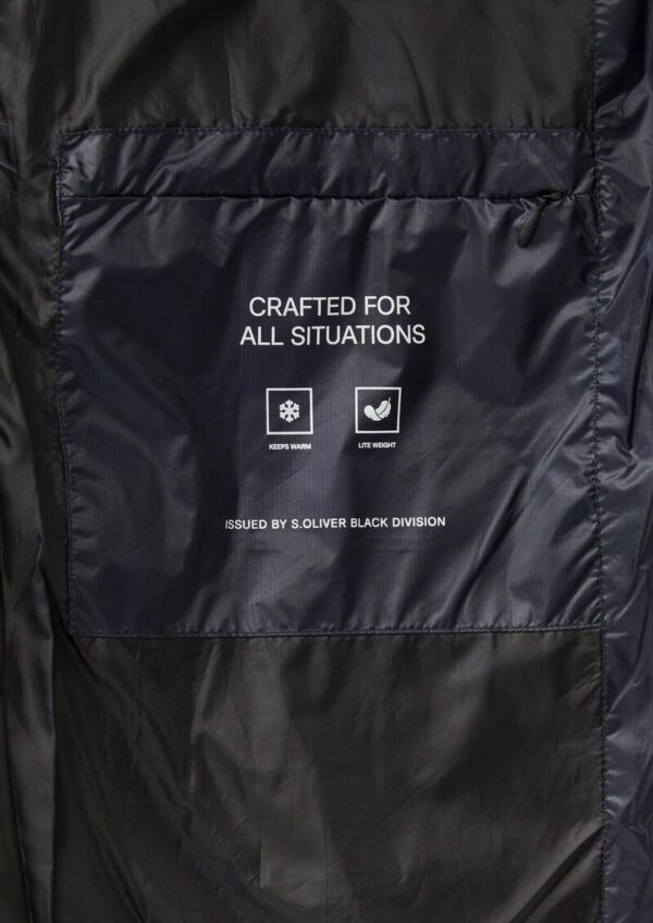 Wattierte Jacke mit Stehkragen und recycelter Daune