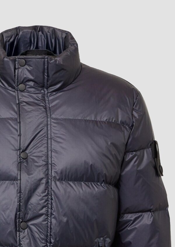 Wattierte Jacke mit Stehkragen und recycelter Daune