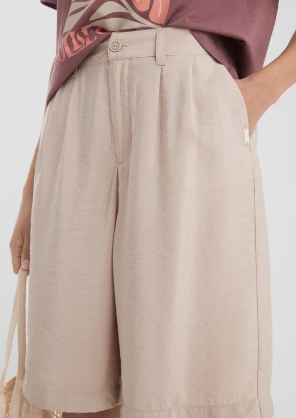 Leicht glänzende Bermuda aus Viskosemix