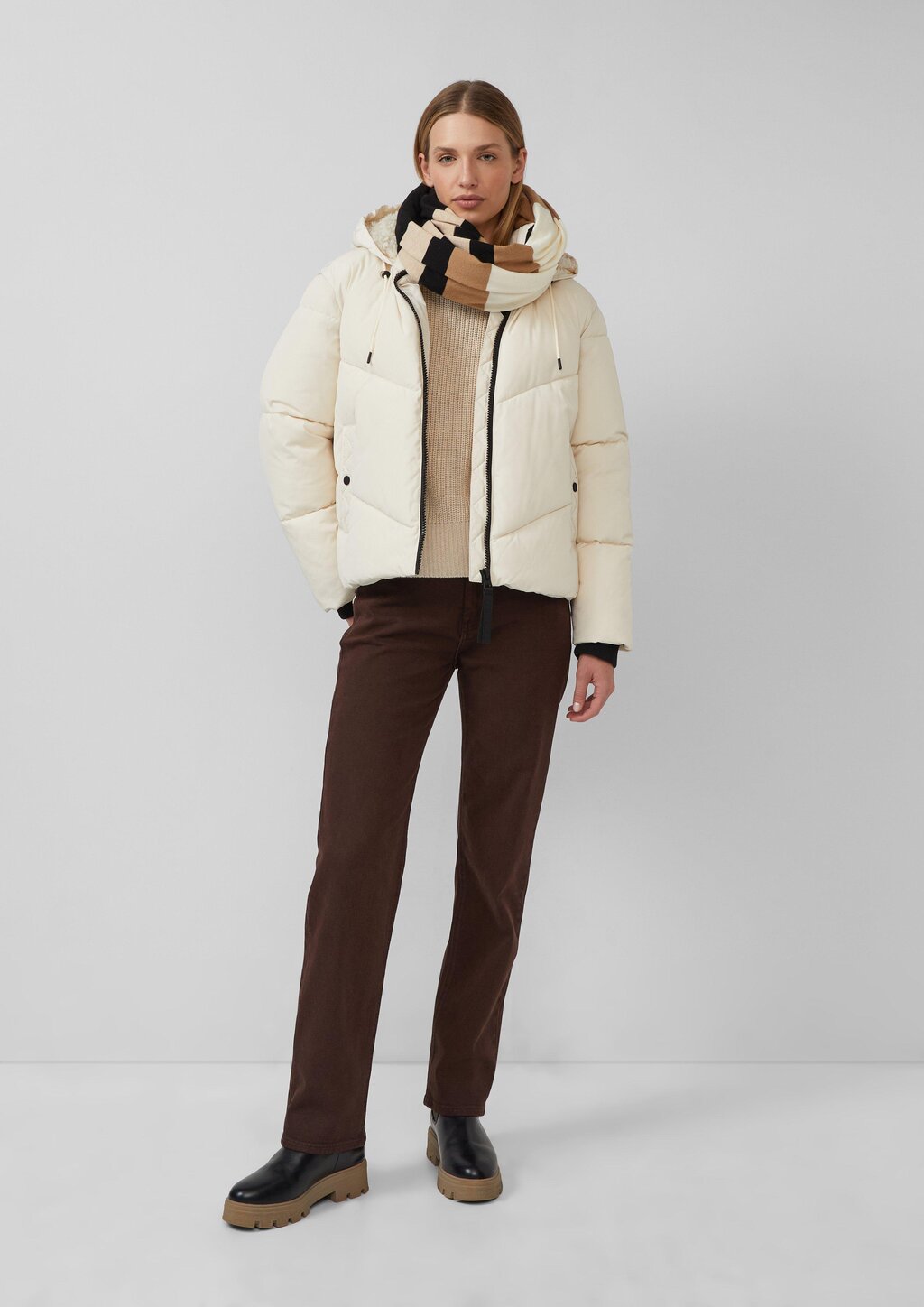 Lässiger Feinstrick-Loopschal mit Streifen und Logo-Ring