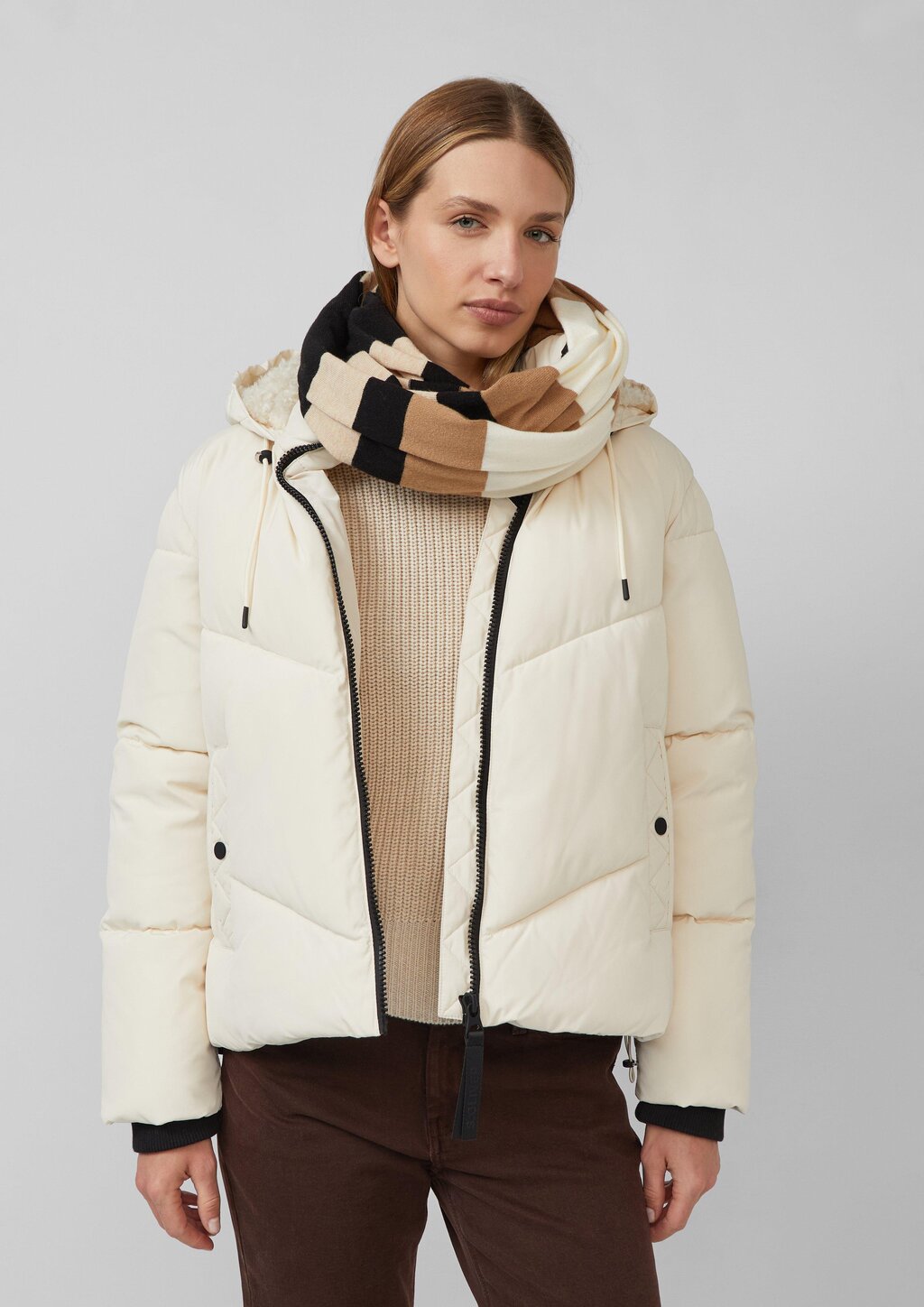 Lässiger Feinstrick-Loopschal mit Streifen und Logo-Ring