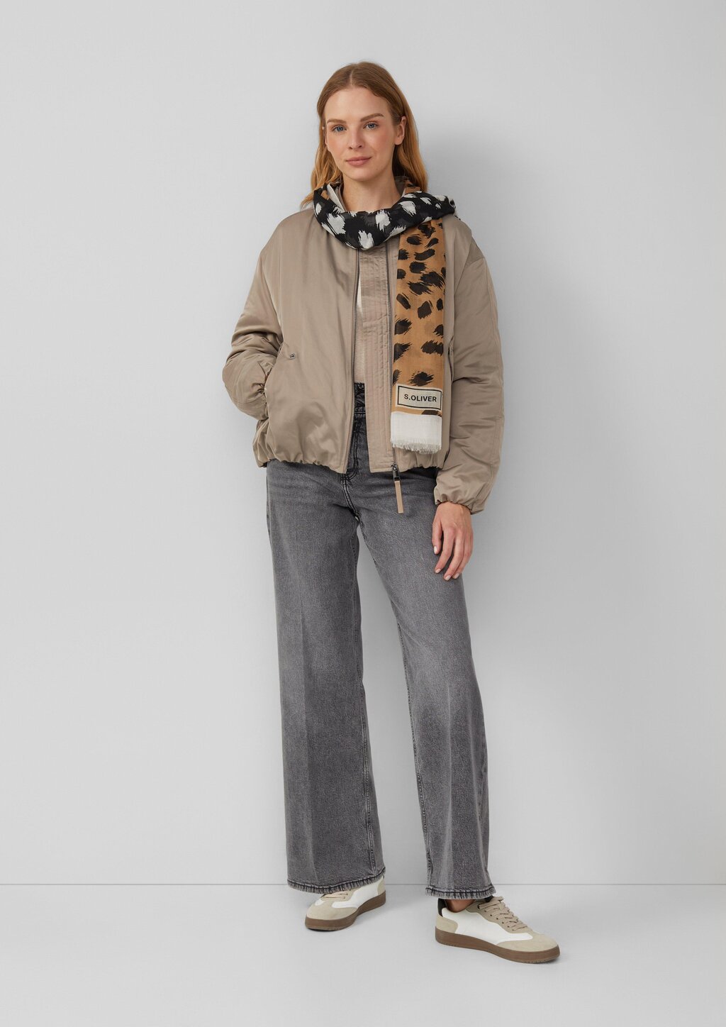 Schal mit abstraktem Leo-Muster