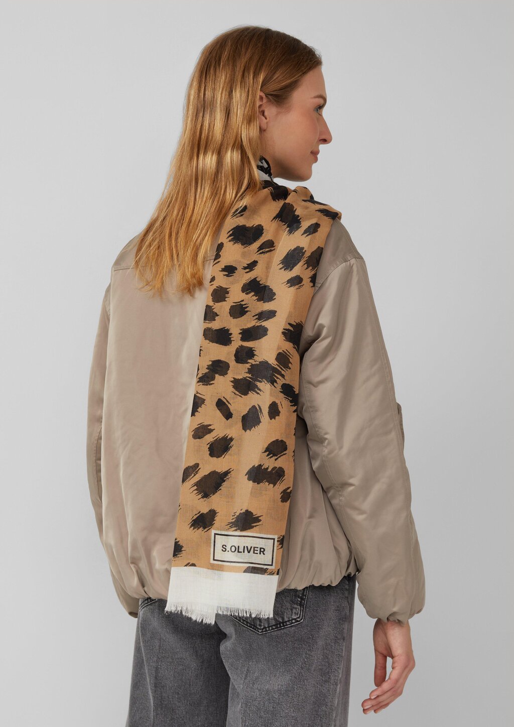 Schal mit abstraktem Leo-Muster