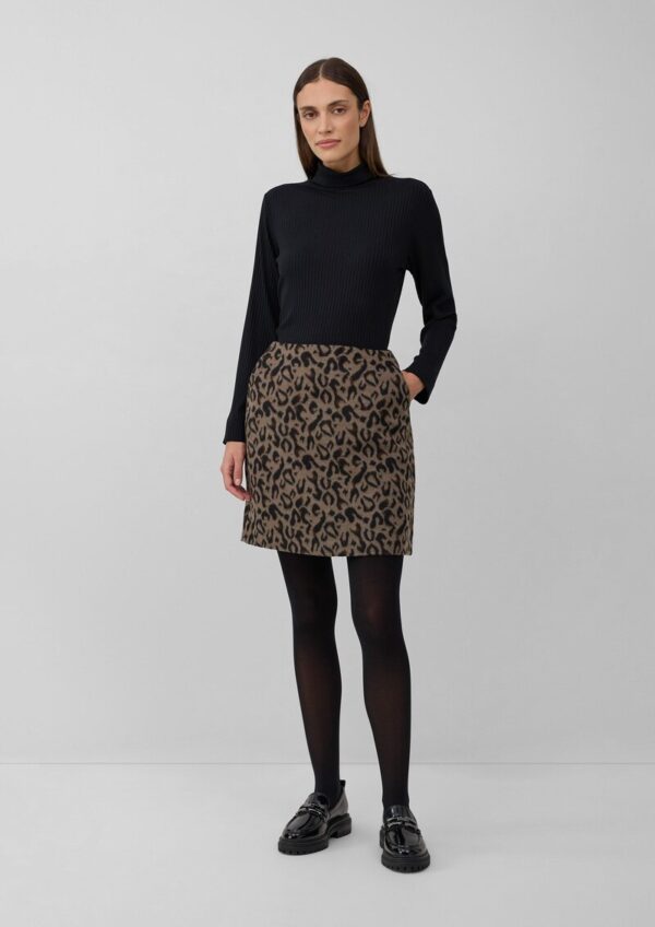 Kurzer Rock mit Leo-Muster