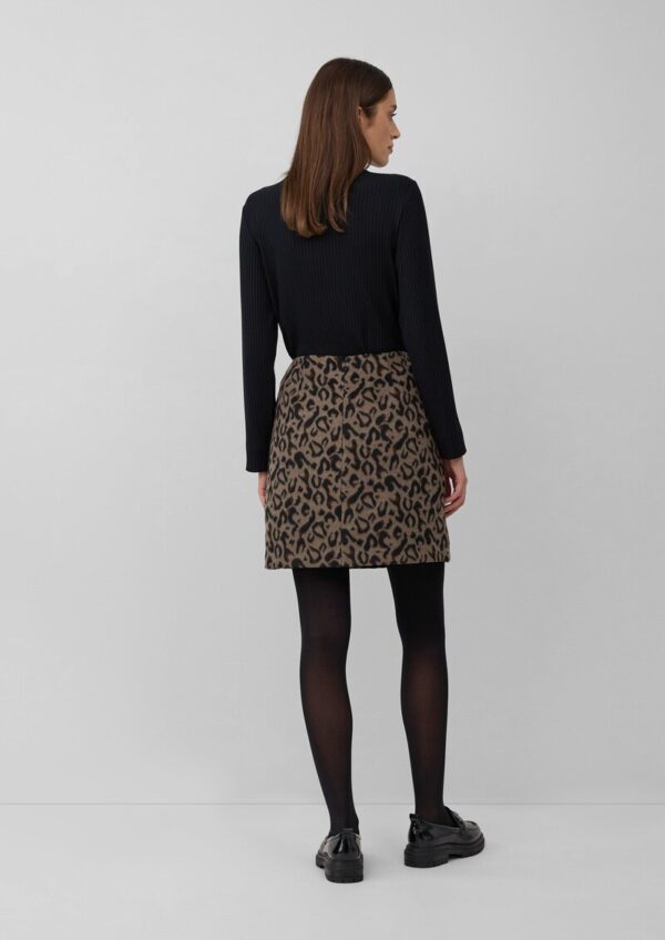 Kurzer Rock mit Leo-Muster