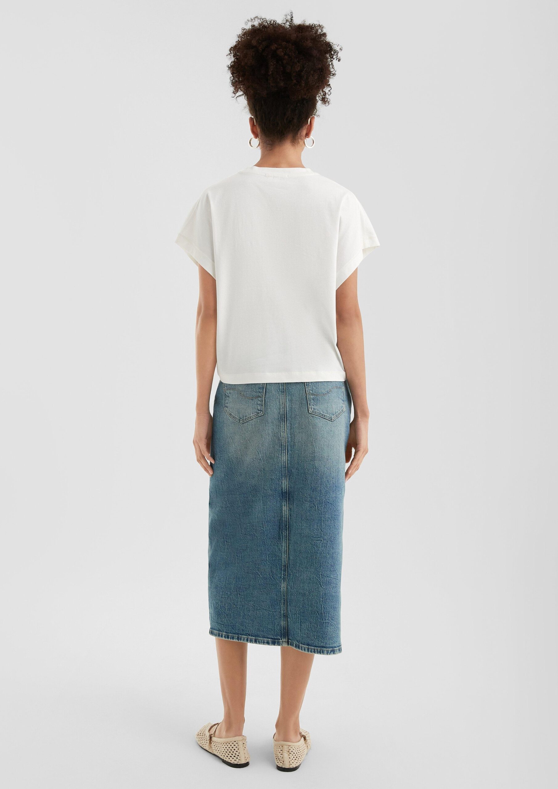 Lässiges Baumwollshirt mit kleiner Stickerei