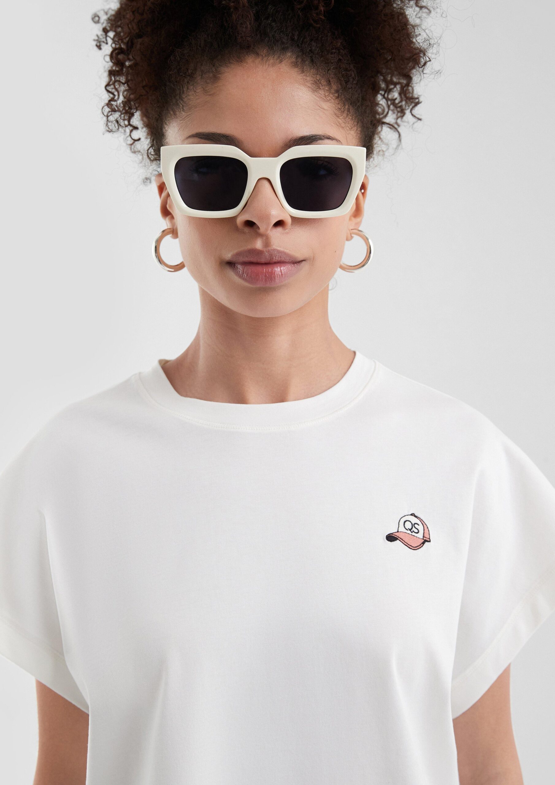 Lässiges Baumwollshirt mit kleiner Stickerei