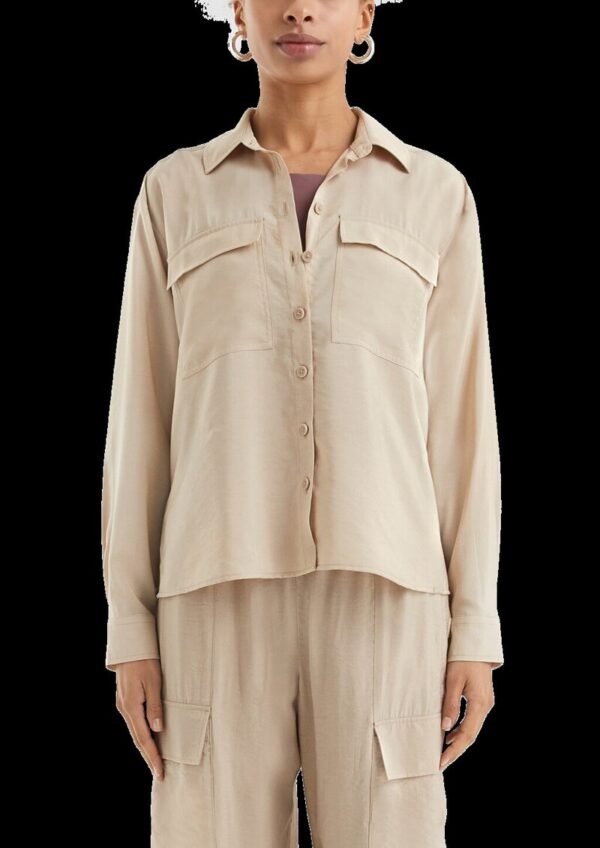 Leicht glänzende Viskosemix-Bluse mit aufgesetzten Taschen