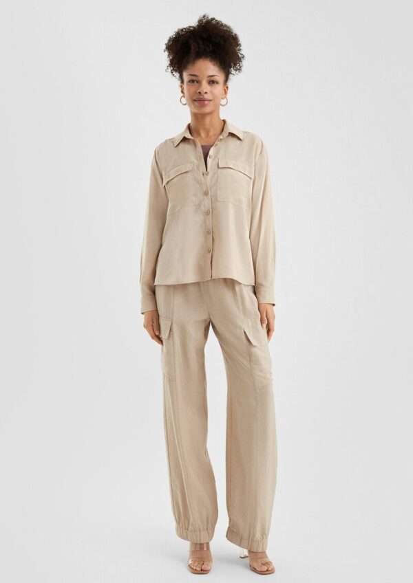 Leicht glänzende Viskosemix-Bluse mit aufgesetzten Taschen