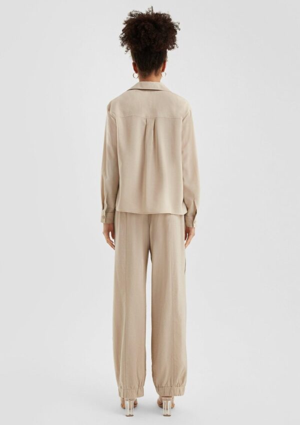 Leicht glänzende Viskosemix-Bluse mit aufgesetzten Taschen