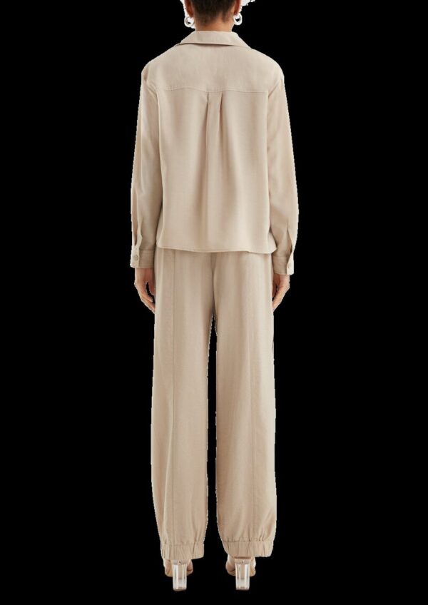 Leicht glänzende Viskosemix-Bluse mit aufgesetzten Taschen