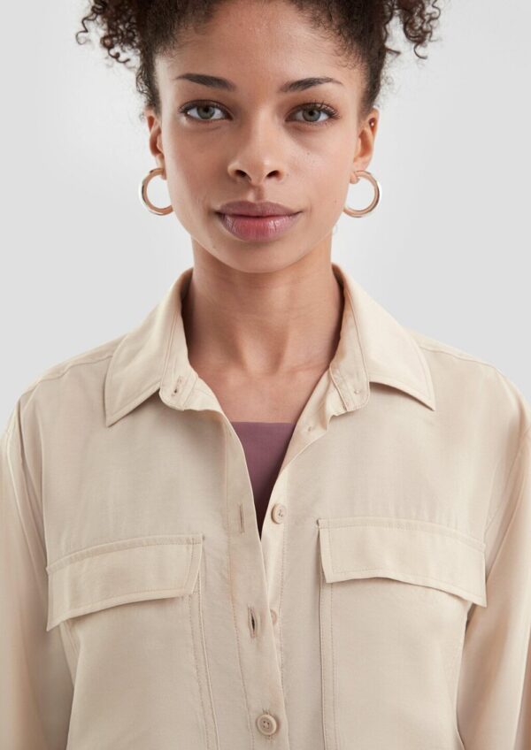 Leicht glänzende Viskosemix-Bluse mit aufgesetzten Taschen