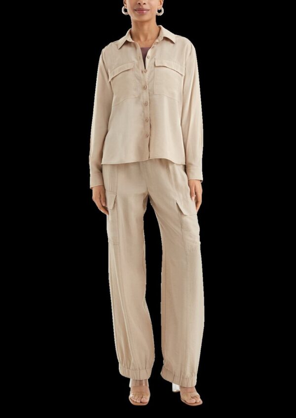 Leicht glänzende Viskosemix-Bluse mit aufgesetzten Taschen