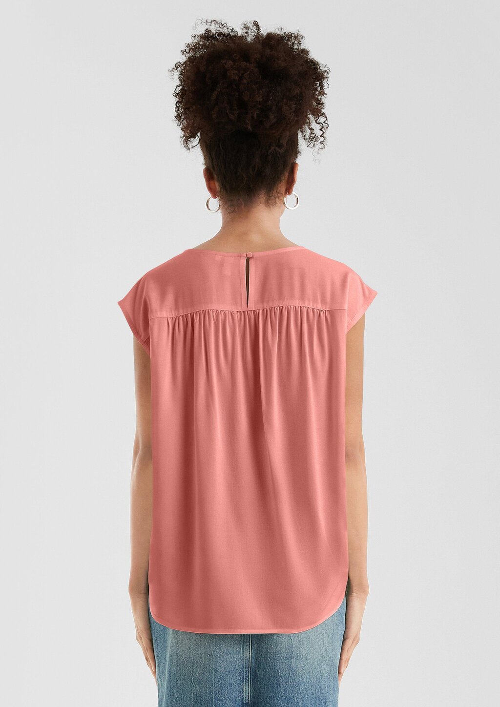 Lockere Viskosebluse mit Spitzeneinsatz